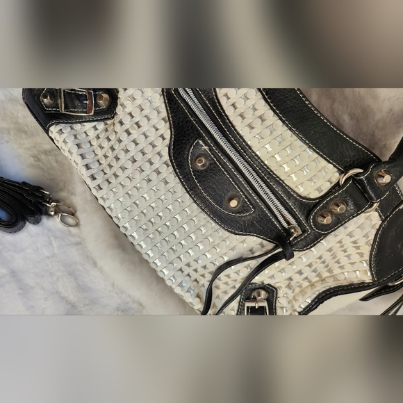 Black and white handbag with tassels - Picture 8 of 11